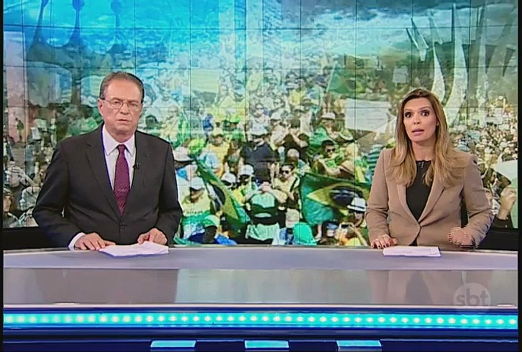 Aécio Neves vai às ruas em protesto contra o governo Dilma