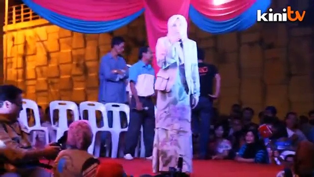 Anwar gives last-minute boost to daughter