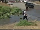 Niño se Cae en Charco Cuando va al Colegio'' de risa