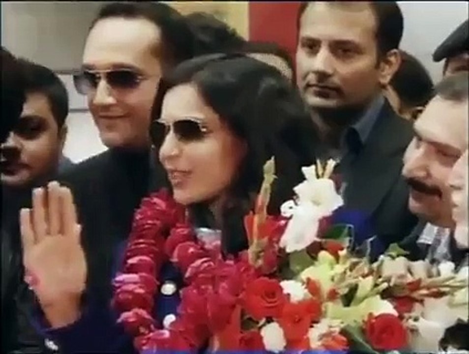 What Actress Meera Said during Live Media Talk that People Started Clapping ??