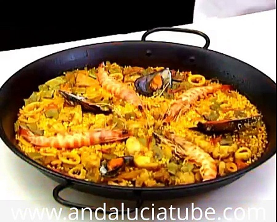 Learn to cook step by step a delicious paella ( English speech )