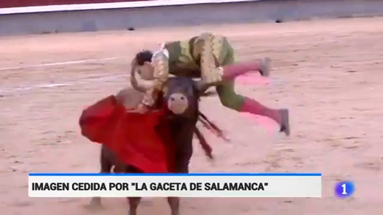 Un torero se fait encorner par un Taureau lors d'une corrida !!