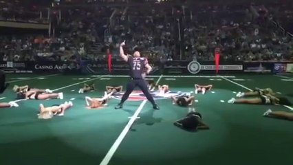 Download Video: Un joueur de Foot US rejoint les danseuses et danse comme un dieu avant le match ! Arizona Rattlers