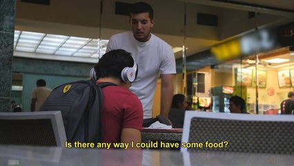 Un SDF partage sa nourriture alors que d'autres ne le font pas