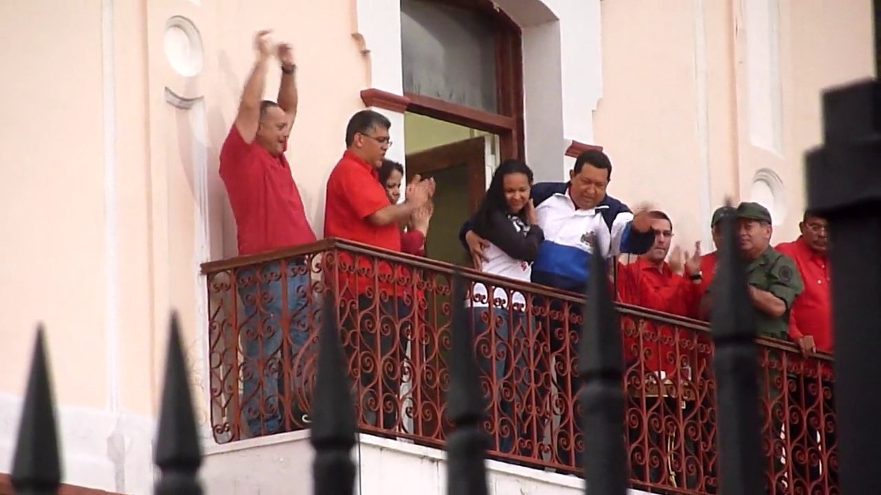 Hugo Chavez au balcon présidentiel à Caracas (14 avril 2012)