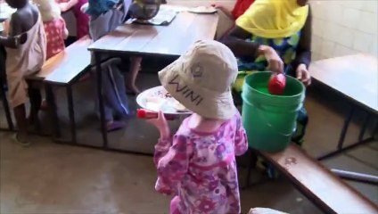 Mutilés en Tanzanie, des enfants albinos reçoivent des prothèses dans un hôpital américain