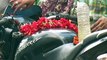 Bénédiction d'une moto par un brahmane (Calcutta) (Inde)