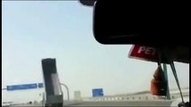 Un camion explose des panneaux de signalisation sur l'autoroute avec sa remorque