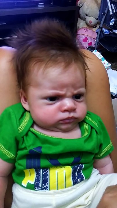 Ce bébé fâché a le sourire difficile