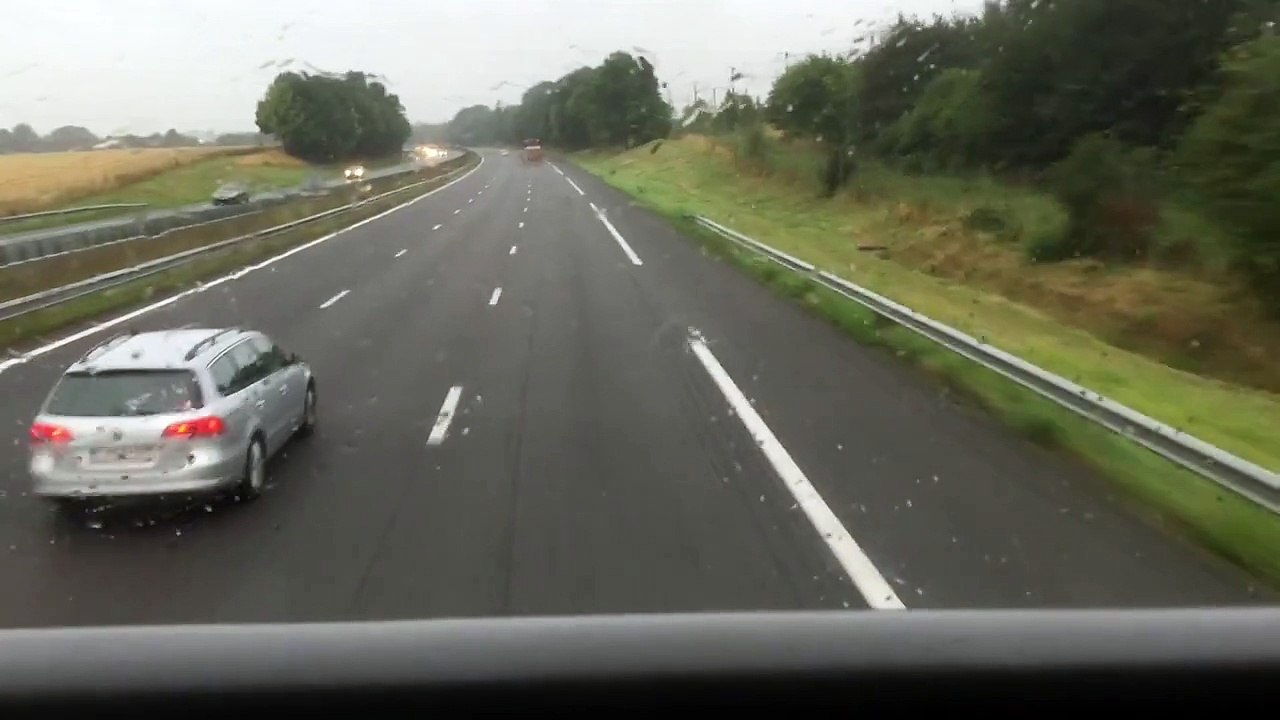 Le conducteur d'un bus de touristes s'endort au volant