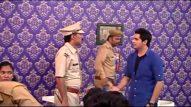 Naitik Ko Kiya Police Ne Girftaar Jisse Akshara Hai Dukhi - 18 August 2015 - Yeh Rishta Kya Kehlata Hai