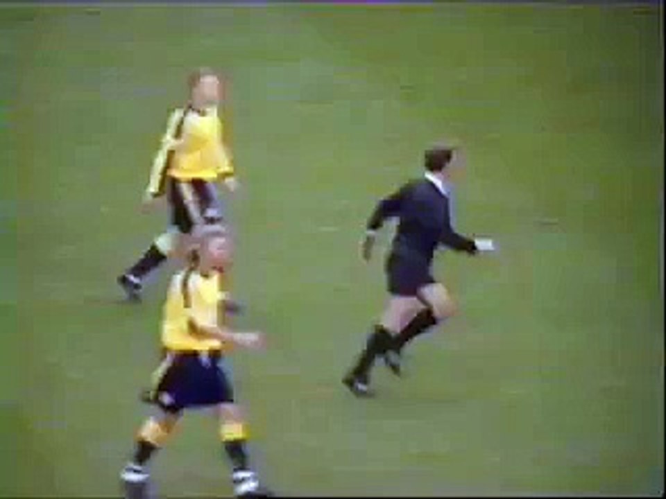 Pourquoi les arbitres ne tapent jamais dans le...