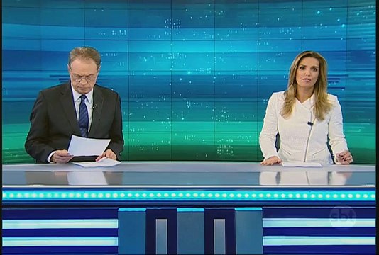 PR: Galhos e folhas de árvore são tomados por teia gigante