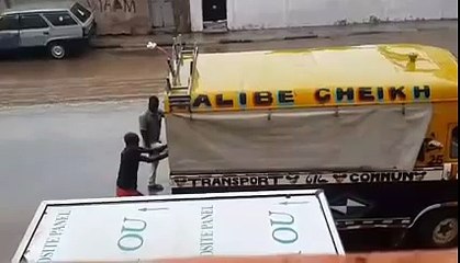 la porte du car rapide bloquée, des clients coincés à l'interieur