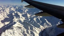 Volando sobre la cordillera de Los Andes (Santiago, Chile) sobre nieve