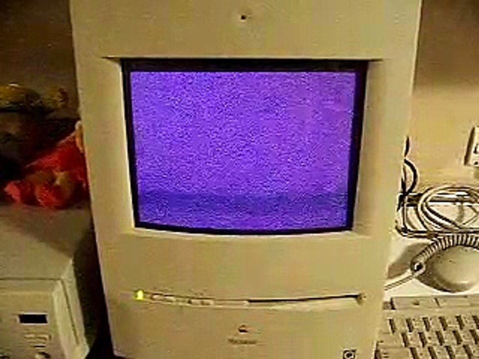 Apple Macintosh Color Classic Starting up