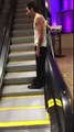 Hombre alcoholizado se montó en escaleras mecánicas detenidas y sucedió esto