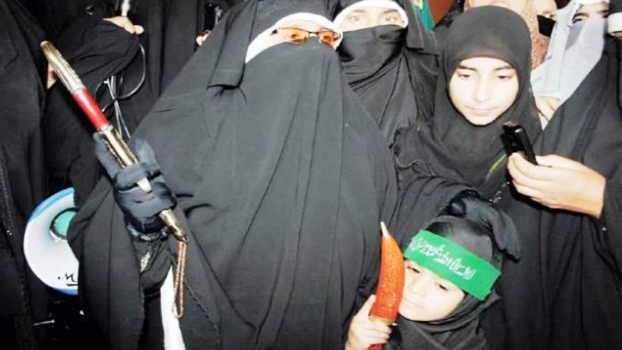 Pakistan's Flag | Dukhtaran-e-Millat Chief Asiya Andrabi Booked for Hoisting Pak Flag