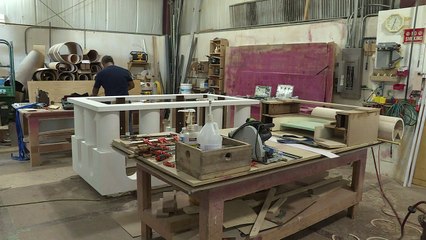 Dans un atelier américain, l'autel du Pape François prend forme