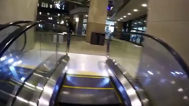 Mira a este esquiador deslizarse por unas escaleras mecánicas