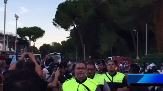 18.8.15 - L'arrivo all'Olimpico del pullman del Bayer Leverkusen