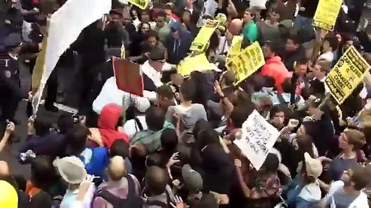 Occupy Wall Street Protesters Take Brooklyn Bridge - 700 Arrested.MIRROR