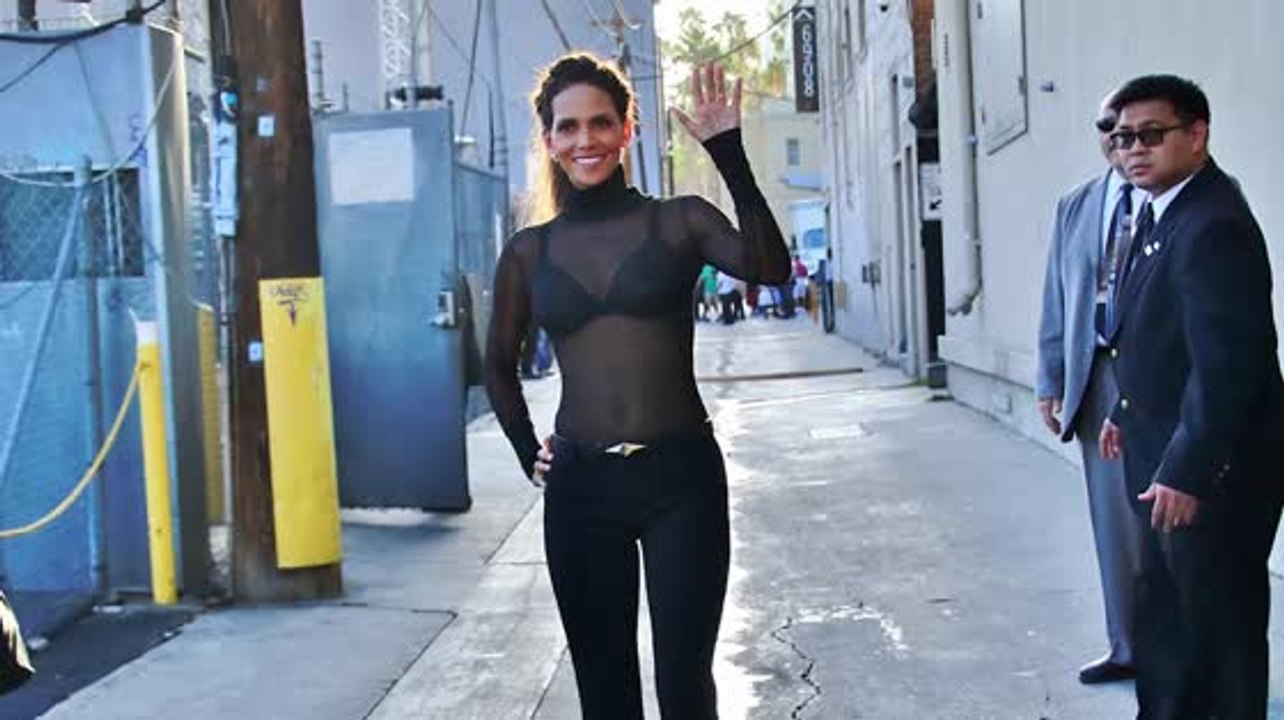 Halle Berry zeigt sich freizügig bei Jimmy Kimmel Live!
