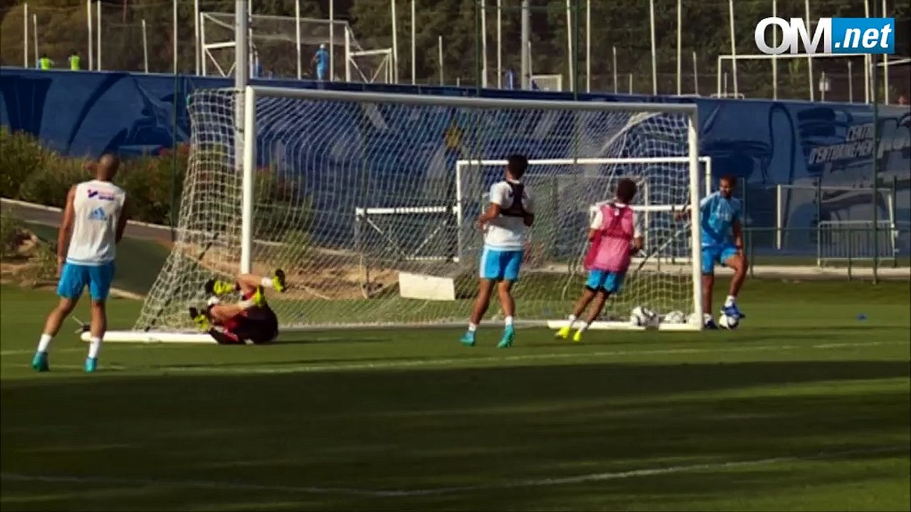 GK Nkoudou dans un trou de souris