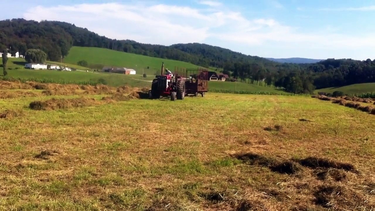 International 1066 Turbo Square Baling