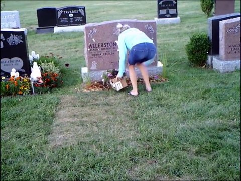 Surprise en train de voler des fleurs dans un cimetière