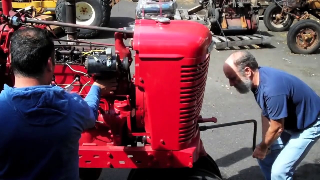 Valve Adjustment on Farmall M and H.mov