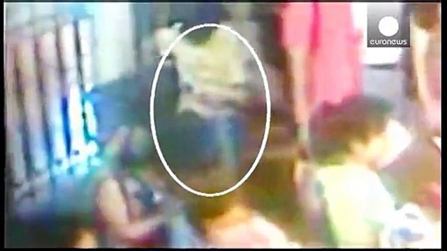 Strage di Bangkok: presunto attentatore ripreso in un video, è caccia all'uomo