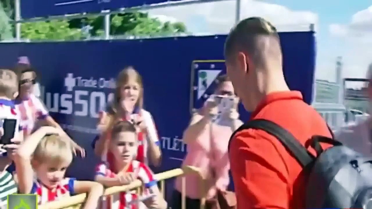 Funny moment between mother and daughter with players from Atletico Madrid • 2015