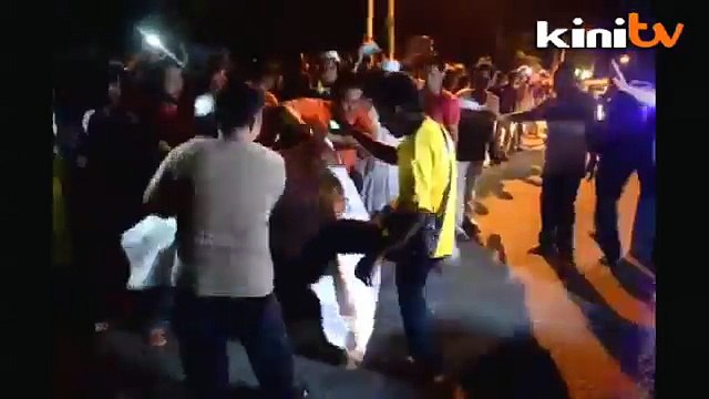 Protesters disrupt pro-BN ceramah in Guar Perahu