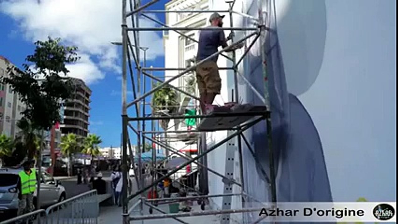 Un marocain fait du street art à Casablanca