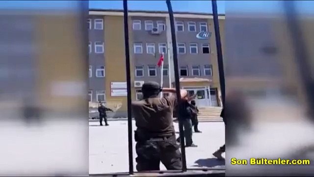 Özel Harekat Polisleri, PKK tarafından indirilen Türk Bayrağını Tekbirlerle Göndere Çekti