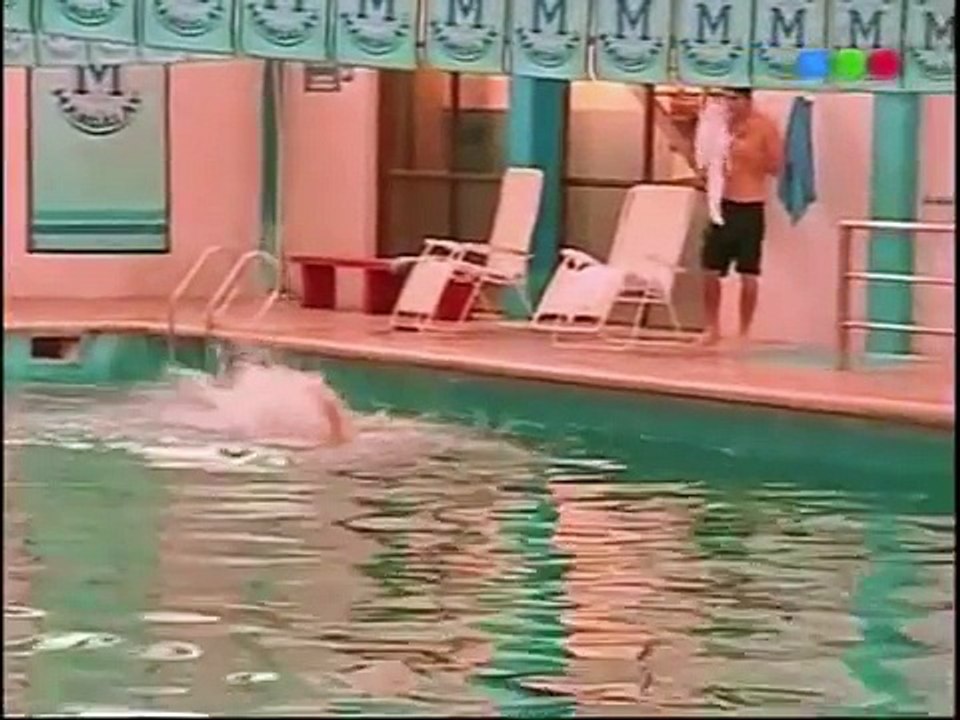 Casi Angeles 3T - Jazmin y Luca se besan en la piscina