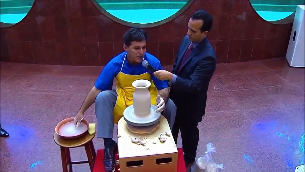 vaso nas mãos do oleiro