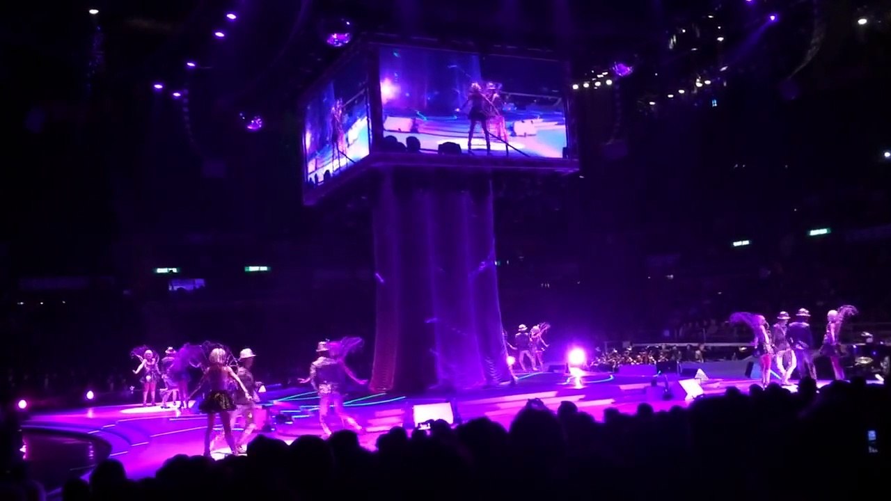 Two girls 雙妹嚜隆重呈獻徐小鳳2014演唱會第三場 - 開場, 風的季節