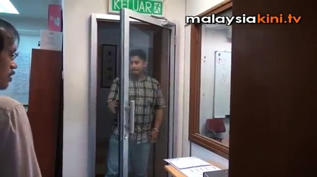 Polis rampas laptop Malaysiakini