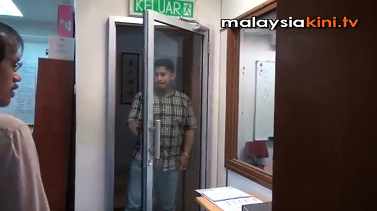 Polis rampas laptop Malaysiakini