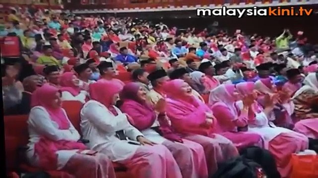 Pengerusi gamat dewan dengan angkat tukul