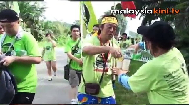 Penganjur perarakan anti-Lynas terharu dipeluk rakan