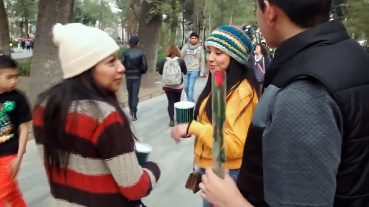 BESOS, CACHETADAS Y ROSAS | BROMAS EN LA CALLE | REGALANDO ROSAS