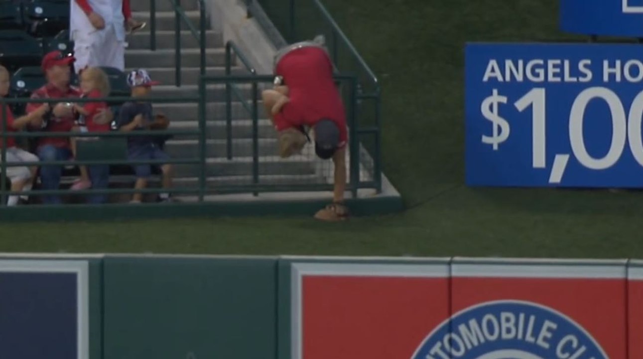 Baseball : Un spectateur manque d'écraser sa fille