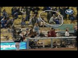 Un fan de baseball lâche sa fille et rate la balle