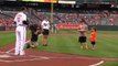 Un enfant avec une prothèse de bras lance le first pitch en Baseball