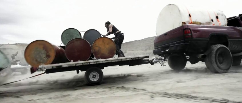 Parodie de Mad Max en mode course de buggy et paintball