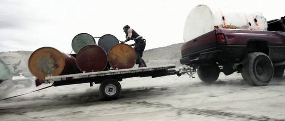 Parodie de Mad Max en mode course de buggy et paintball