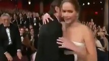La actriz Jennifer Lawrence se cae al recoger el Oscar a la Mejor Actriz - Oscars 2013 FAIL